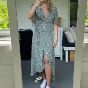 Grön långklänning - Grön och vit mönstrad maxiklänning med knytning. Storlek 36 från missguided. Helt oanvänd med lappen kvar.💓