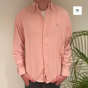 Ralph lauren skjorta rosa | Skick: 9/10 | Size - 8 (S) | Pris - 499kr | Modellen är ca 182cm lång | Fraktar via postnord eller instabox på köparens bekostnad | Hör av dig vid minsta fråga eller fundering // RDL