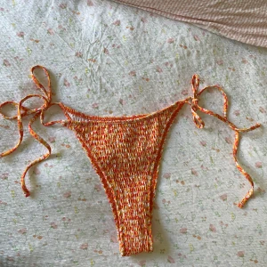 Mönstrad bikini  - Säljer denna mönstrade underdel, aldrig använd❣️
