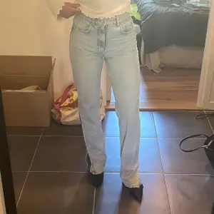 Jättesköna ljusblåa jeans från Gina Tricot, de är tyvärr för långa på mig som är 170 cm lång, på bilderna har jag 5 cm klackar så skulle nog passa en som är 175 cm eller längre bättre! 