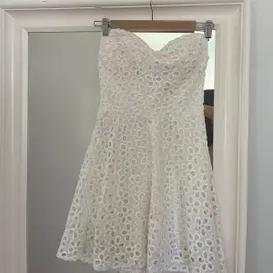 Säljer denna unika vita bandeau klänningen. Tanken var att ha den på studenten men den var tyvärr för kort för mig. 