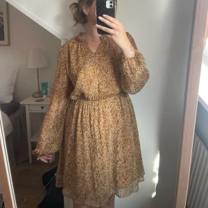 Klänning - Fin sommarklänning i bra skick! Normal i storleken 