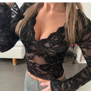 Spetstopp  - Säljer den här snygga toppen helt oanvänd i storlek xs-s. Den är figursydd och formar sig efter kroppen. Vet tyvärr inte märkte på den. Däremot påminner den om Venderby’s. 