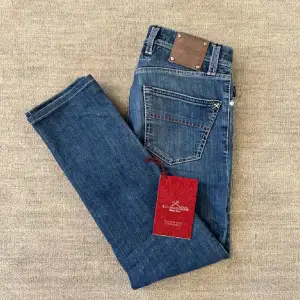 Säljer dessa otroligt snygga Tramarossa jeans i storlek 29 för att dem är för stora, nypris 6000.
