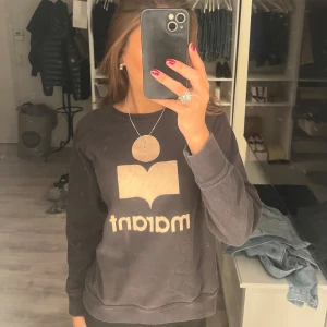 Isabel Marant tröja - tjocktröja från isabel marant i bra skick, passar både s och xs. Spegeln är smutsig inte tröjan!! Den är autentisk men har inte kvar äkthetsbevis 