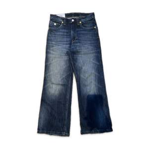 fina jeans med ”fickor”, i gott skick, bootcut men för små.   innerben: 78 cm jeanslängd: 11o cm midjemått: 78 cm  priset går att diskutera   dm:a om det kommer upp fler frågor.  