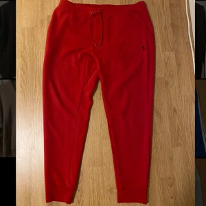 Polo ralph lauren byxor  - Säljer dessa ralph lauren mjukisbyxorna då dessa inte kommer till användning längre skicket är 9/10, passar mig perfekt som är 190 lång.