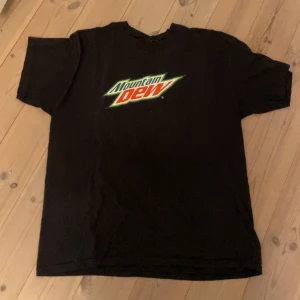 Mountain dew t shirt - Jävligt skön mountain dew tisha men den är för stor för mig