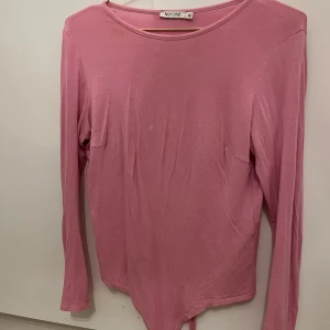 Rosa body - Rosa body från Nelly, Strl M. Köparen står för frakten men finns även att hämta i Halmstad/Laholm 🌟