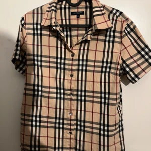 Äkta Burberry skjorta  - Köpt från humansecondhand.se. En riktigt skön och fräsch skjorta för sommaren. Skick 10/10 som ny.