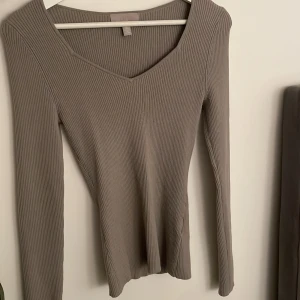 Tröja  - Jättefin långärmad tröja från hm💕använd några gånger men lite nopprig💗skriv för fler bilder eller frågor 