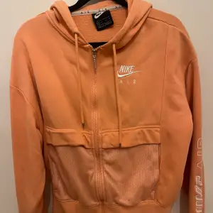Aprikosfärgad Nike hoodie i strl XS men mer som en S/M  Använd 2 gånger, inköpt i somras  Köparen står för frakten men finns även att hämta i Halmstad/Laholm 🌟