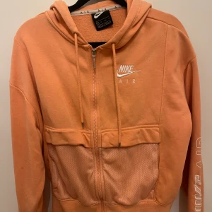 Nike hoodie - Aprikosfärgad Nike hoodie i strl XS men mer som en S/M  Använd 2 gånger, inköpt i somras  Köparen står för frakten men finns även att hämta i Halmstad/Laholm 🌟