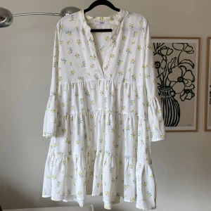 Blommig klänning 🌸 - Gullig klänning från Only 🌼🌼