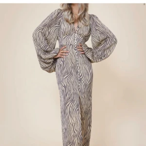 Adoore positano - Säljer i storlek 32, helt slutsåld på hemsidan Postar samma dag🫶🏽 Fattas 1 knapp som man ser på sista bilden 