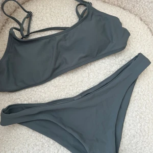 Bikini - Aldrig använd, står storlek L men skulle inte säga att det är de!