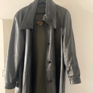 Vintage skinnjacka  - Kåpa i läder! Perfect for spring 🌸 The jacket has clear signs of being pre-loved with some flaws in the material as exemplified in pictures. Some of the buttons are also a bit loose. Unsure wether it’s for women or men, but good oversize fit on me.