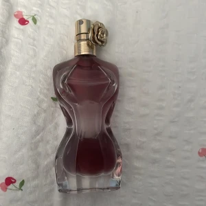 La belle - Jean paul gualtiers storsäljare La belle, det är en floral doft med massa päron, vanilj amber och mysk! En stor sommarfavorit. Nypris är 860 för 30 ml, mitt pris är 350!