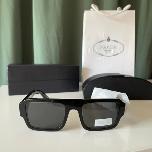 Prada Solglasögon  - Sprillans nya Prada PR, perfekt till alla typer av outfits. Storlek: 145, Skick: 10/10. Tveka inte på att kontakta oss i chatten vid frågor👍🏼