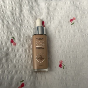 True match tinted serum - En helt ny Loreal foundation från deras true match plumping tinted serum i färgen 2-3 light. Köptes för ca 230 kr på kicks men jag säljer den för 85 kr!