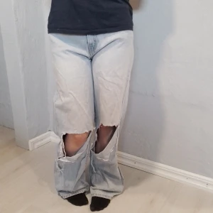 Ripped Baggy High Rise - Höga jeans med hål, baggy Dragkedjan kan hoppa ur ibland men går då att fixa  Katt i hemmet
