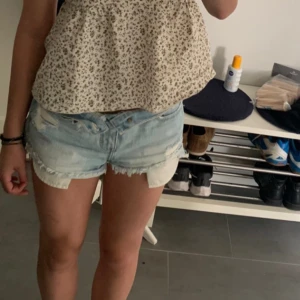 Jeansshorts - Jättesnygga jeansshorts från hollister som är köpt second hand förra sommaren 💕 Jag har inte använt dom ofta alls då dom inte passar (funkar dock att ha dom som jag har dom på första bilden) 🥰 Inga andra defekter.  Midjemått rakt över: 39 cm 