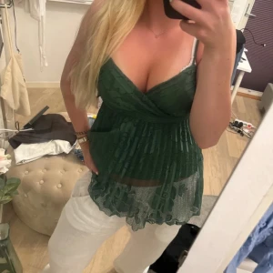 Grön spetstopp  - Snygg mörkgrön topp med spets som blommor! I storlek 38 men passar även 36. Köpt från HM i mycket bra skick❤️