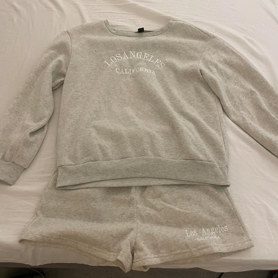 Shorts och tjock tröja