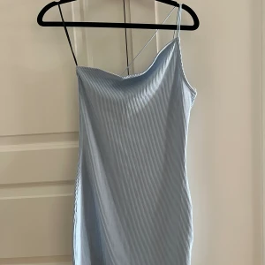 Ljusblå klänning 🩵 - Super söt sommarklänning med fina detaljer. Aldrig använd, prislapp kvar! 