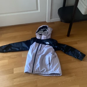 The North face jacka - 8,5/10 skick.    Köpt för 2000  kr men säljer för att den är för liten.      Pris kan diskuteras 