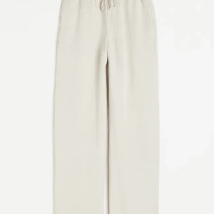 Linnebyxor  - Super fina linnebyxor som är köpta på H&M. Använda typ 2-3 gånger nästan som nya! Storlek är en L men passar dig med M men blir lite baggy bara!