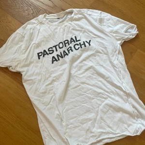 Fragment tröja - T shirt från collaboration. Köptes från caliroots. Skick:10/10 