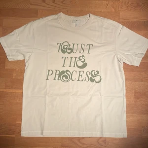 Beige Graphic Tee - Large H&M Graphic Tee - använt typ 4 gånger - jättebra kvalitet.