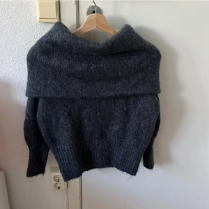 Stickad tröja - En marinblå stickad tröja från HM har aldrig använt den.