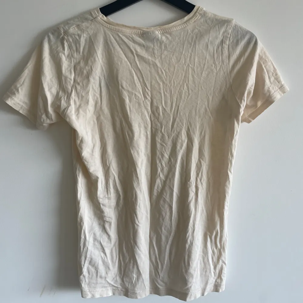 Snygg T-shirt som inte kommer till användning 💓storlek xxs och kommer från gina tricot . T-shirts.