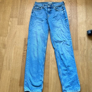 Low waist straight jeans - Low waist straight jeans i bra skick. Inga slitningar eller skador🩷