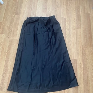 Svart långkjol - Svart långkjol från Gina Tricot i storlek M. Aldirg använd.