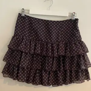 Volang kjol från zara med mönster i strl xs!💗💗