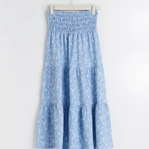 Fin blommig blå långkjol från Gina Young  - Jätte fin och söt långkjol  Använd nån gång  Säljer då den är för kort för mig  