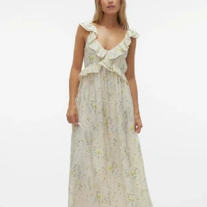 Sommarklänning  - Säljer denna fina sommarklänning! Såå fin och perfekt nu till sommaren☀️🌷prislapp är kvar. Skriv för fler bilder/frågor💞