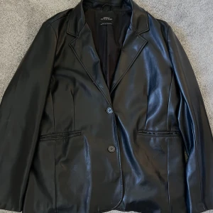 Faux skinnjacka - Fake skinnjacka från Urban Outfitters! Köpt för några år sedan, men knappt använd. Inga defekter! 💕