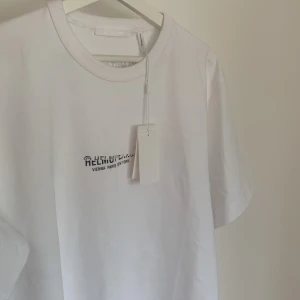 Helmut Lang T-shirt NY - Råkade köpa för stor t-shirt, missat lämna tillbaka. Sprillans ny. Stl M, kostade strax under 2000:- Alla lappar kvar