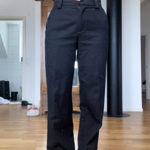 Svarta kostymbyxor  - Storlek 36, välanvända kostymbyxor. Lite trasiga längst ner men detta är inget som syns när de sitter på.