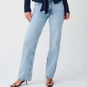 Säljer dessa jeansen i strl 34 då dom tyvärr var förstora på mig. Köpta av en annan tjej på Plick. 💗