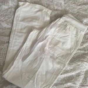 Vita linnebyxor  - Vita linnebyxor, storlek xs. I fint skick. Perfekta nu inför sommar 