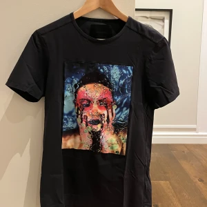 Limitato t-shirt (xs) - Bra skick, inga slitningar