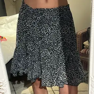 Super snygg kjol som passar till mycket! Säljer för att jag har för många kjolar💗storlek M men jag som är S kan ha den också! Skriv om ni har några frågor🫶🏻 