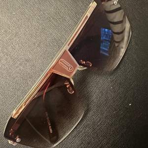 Solglasögon 🕶️ med guldram & brun detalj & tomat brun lins. Riktigt snygga 🤩
