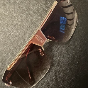 Solglasögon  - Solglasögon 🕶️ med guldram & brun detalj & brun lins. Riktigt snygga 🤩