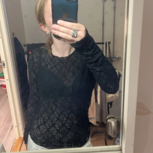 Snygg tröja - Säljer denna helt nya tröjan från bikbok då den är lite tajt men jag inte kan lämna tillbaka. Lappen är kvar på tröjan ❤️ nypris är 299😊